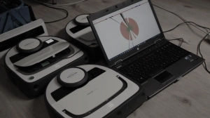 Saugroboter VR200 auf Werkstatttisch mit Werkzeugen zur Reparatur