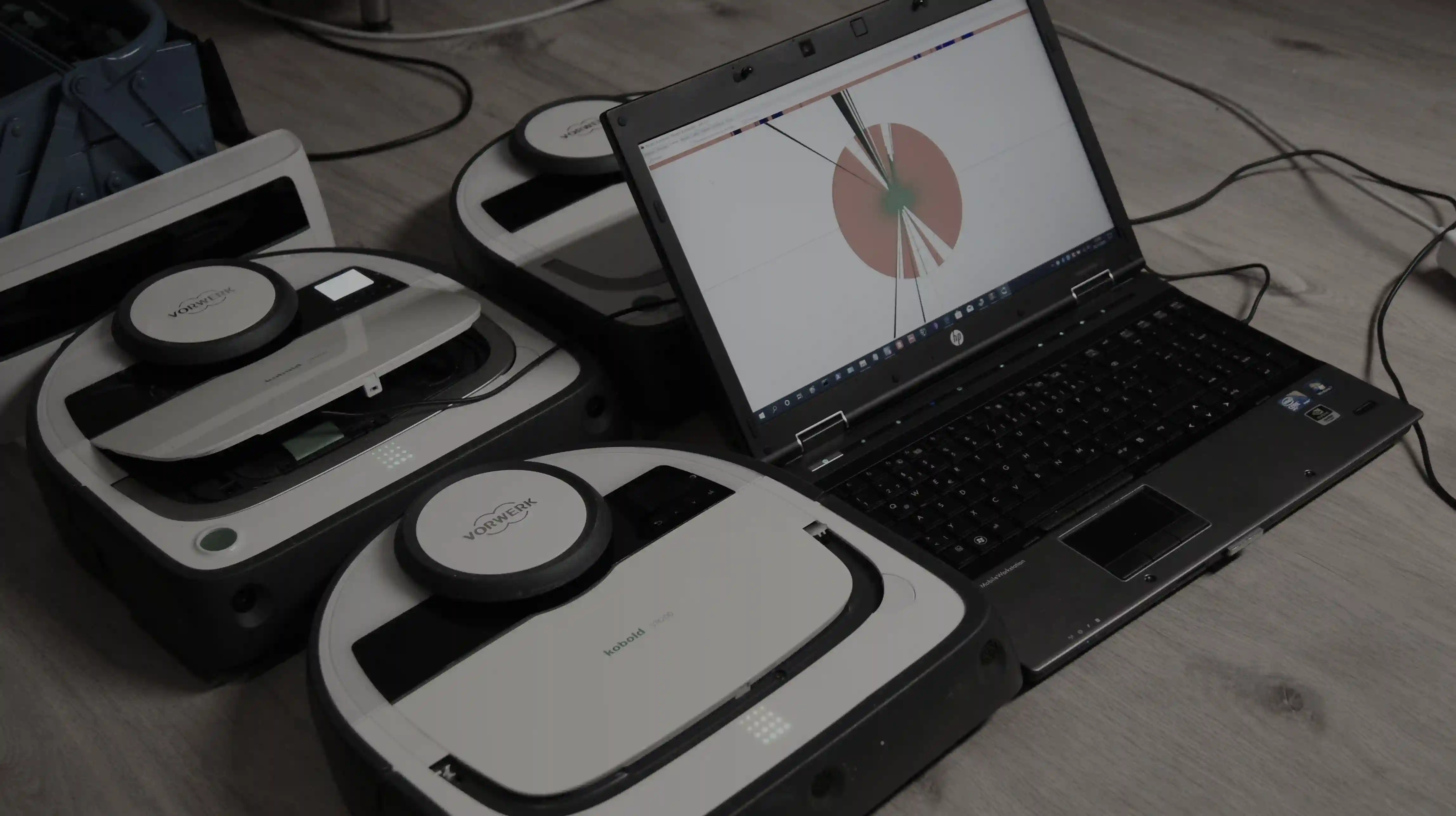 Saugroboter VR200 auf Werkstatttisch mit Werkzeugen zur Reparatur