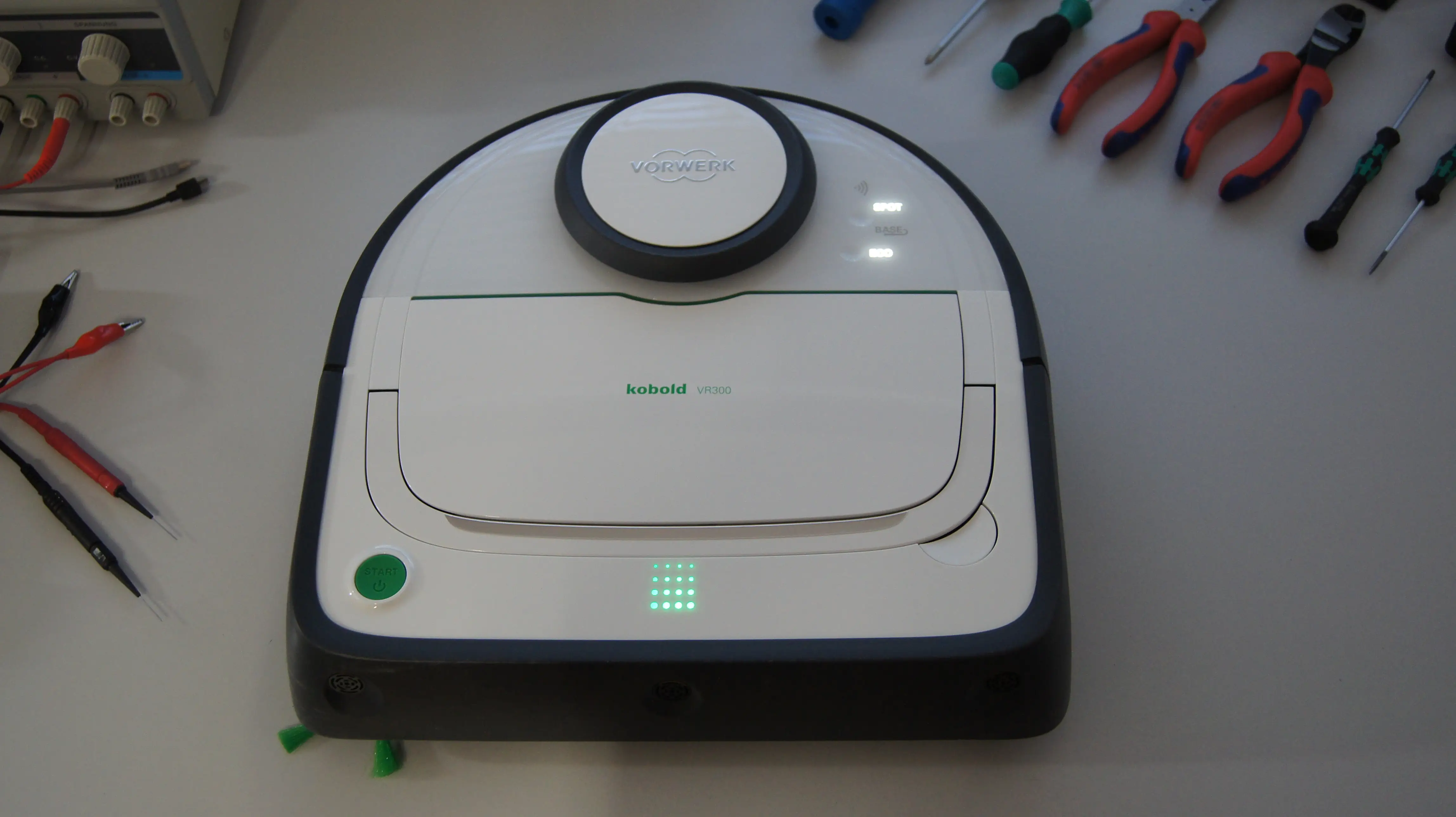 Saugroboter VR300 auf Werkstatttisch mit Werkzeugen zur Reparatur