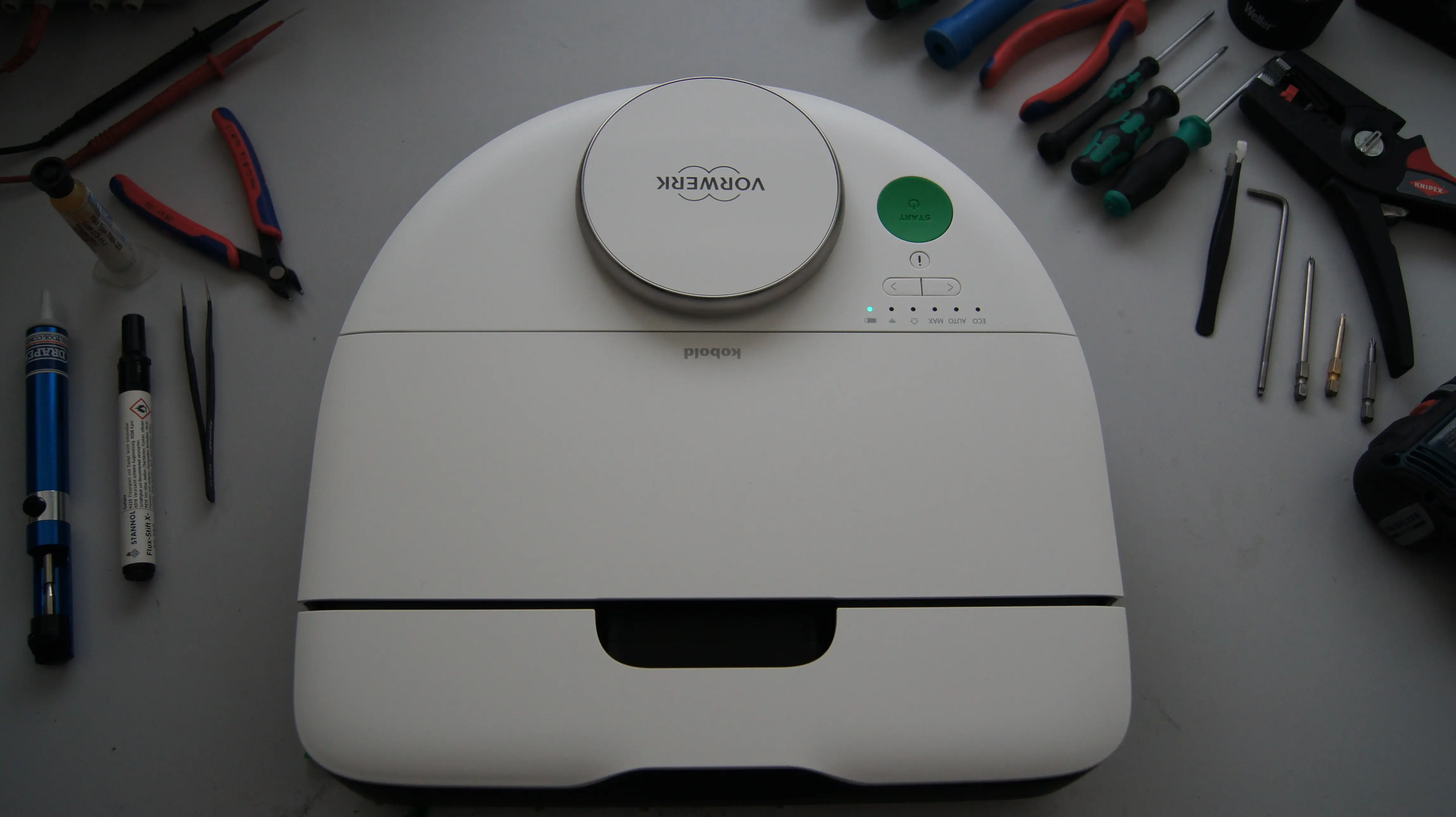 Saugroboter VR7 auf Werkstatttisch mit Werkzeugen zur Reparatur