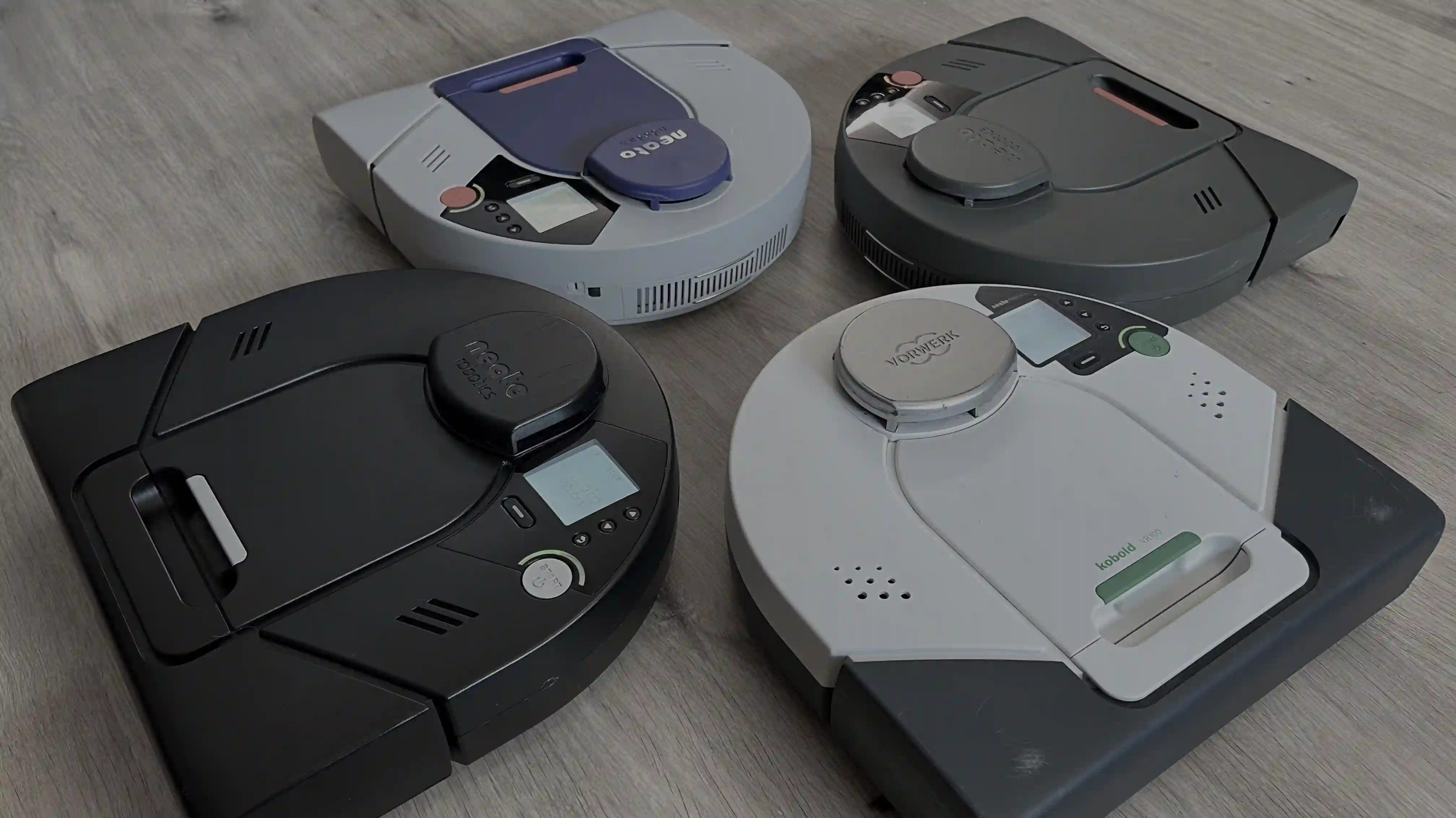 Saugroboter VR100 auf Werkstatttisch mit Werkzeugen zur Reparatur